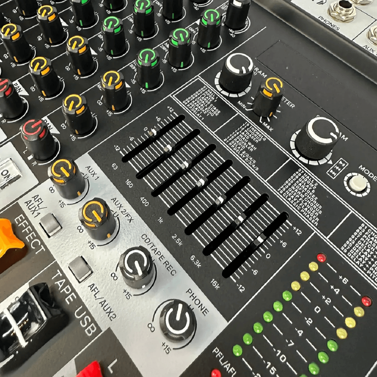 Mesa-de-Som-12-Canais-Com-Bluetooth-EFX-e-USB-MGB-12-USB---NXA-6 Mesa-de-Som-12-Canais-Com-Bluetooth-EFX-e-USB-MGB-12-USB---NXA-6